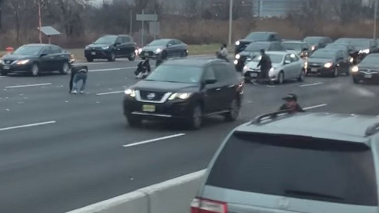 Έβρεξε δολάρια σε αυτοκινητόδρομο!